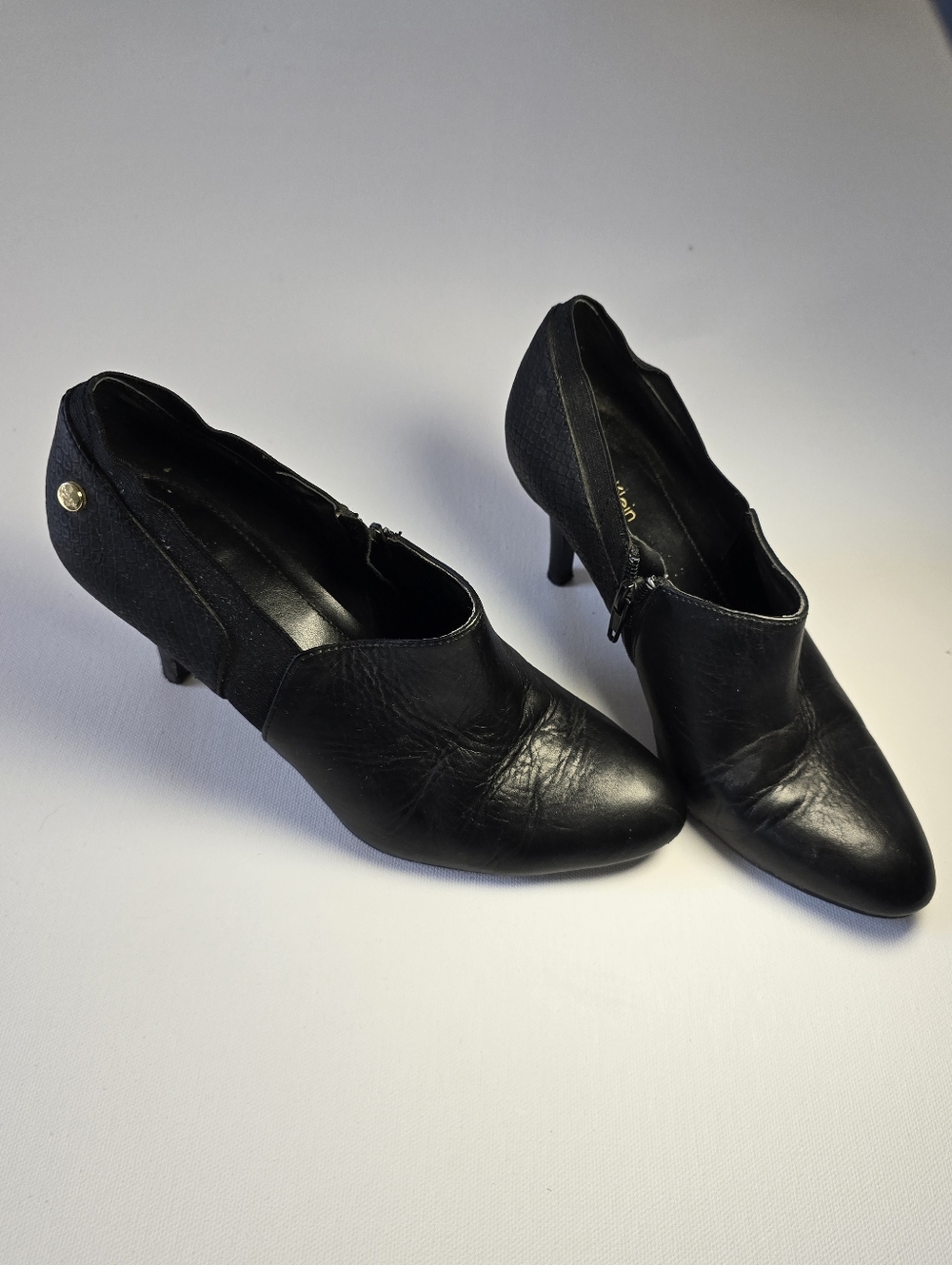 Calvin Klein Black Pointed Toe Mid-Heel Pumps